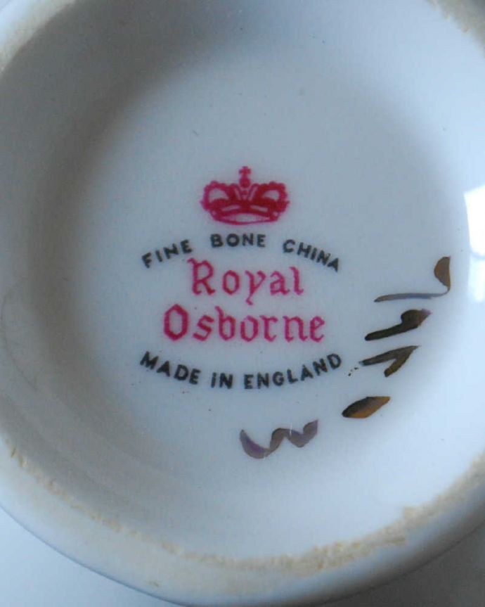 アンティーク 陶磁器の雑貨　アンティーク雑貨　ロイヤルオズボーンのミニバラのアンティークカップ＆ソーサー（Royal Osborne）。裏側には品質の証製造メーカー保証の意味がこもった窯印、ポーセリンマークがあります。(m-3130-z)