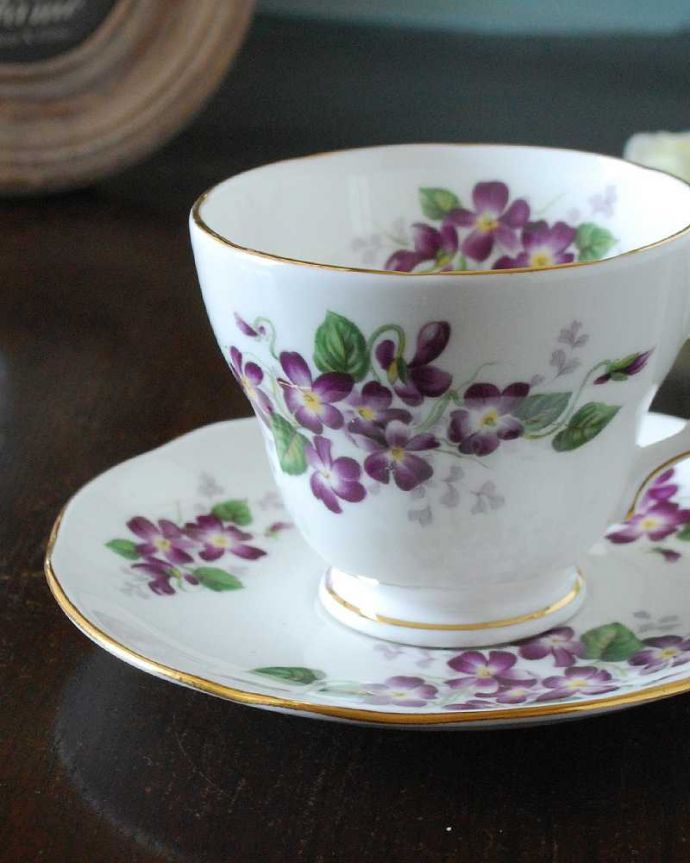 アンティーク 陶磁器の雑貨　アンティーク雑貨　スミレの花が咲き誇るＤUCHESS（ダッチェス）アンティークカップ＆ソーサー（Violet）。英国で人気のスミレ柄ビクトリア時代の女性にとって、特別だったスミレの花。(m-3132-z)