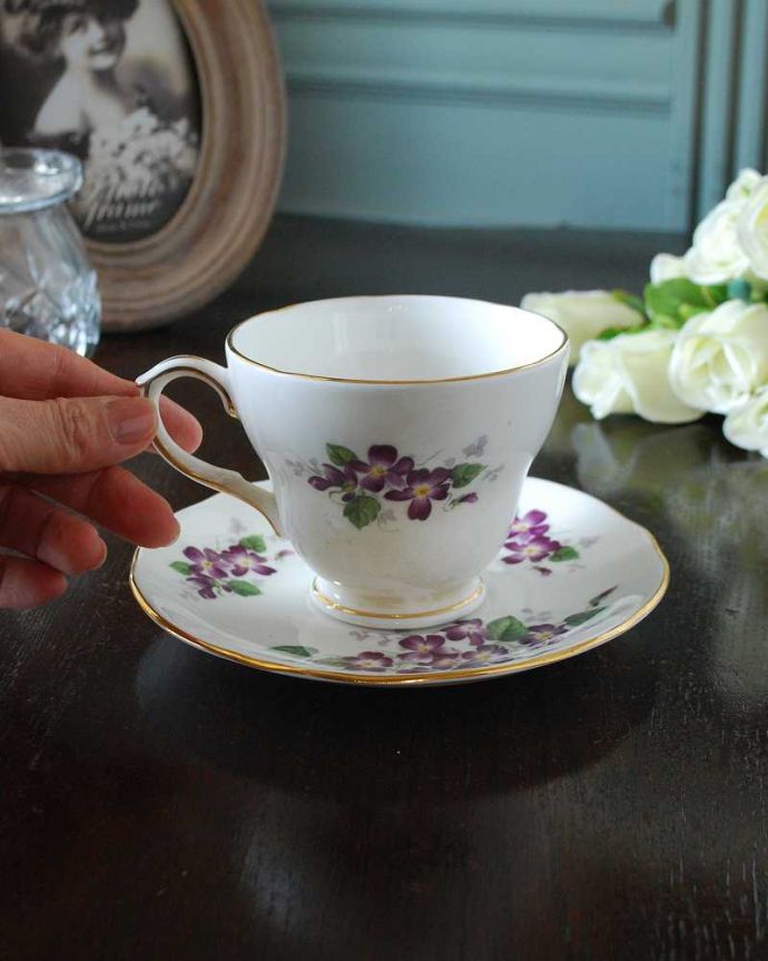 アンティーク 陶磁器の雑貨　アンティーク雑貨　スミレの花が咲き誇るＤUCHESS（ダッチェス）アンティークカップ＆ソーサー（Violet）。お茶の時間をもっと優雅に･･･眺めているだけじゃもったいないので、実用的に使って下さい。(m-3132-z)