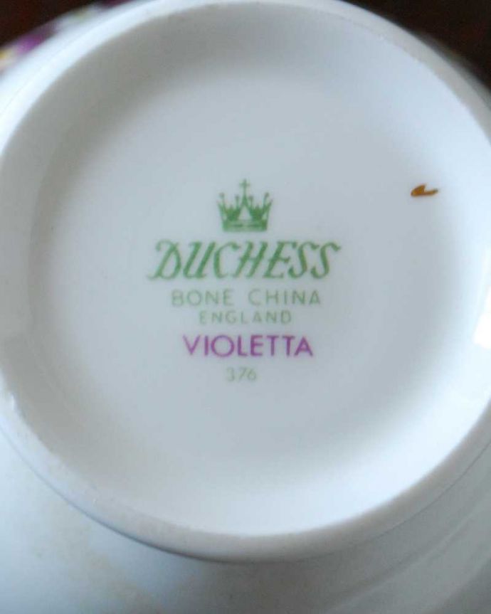 アンティーク 陶磁器の雑貨　アンティーク雑貨　スミレの花が咲き誇るＤUCHESS（ダッチェス）アンティークカップ＆ソーサー（Violet）。裏側には品質の証製造メーカー保証の意味がこもった窯印、ポーセリンマークがあります。(m-3132-z)