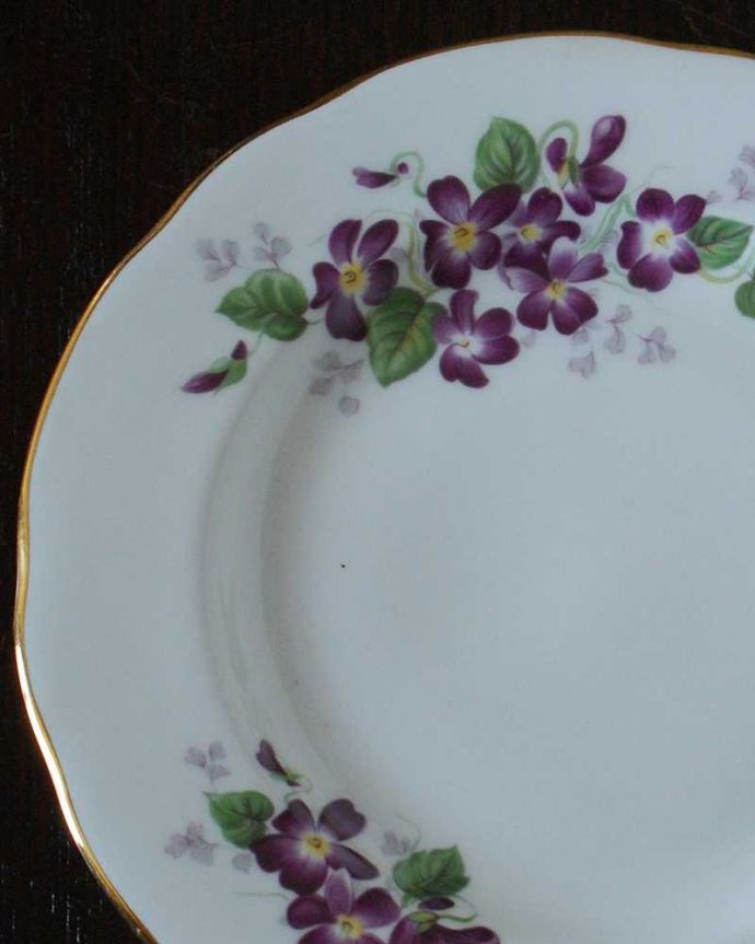 アンティーク 陶磁器の雑貨　アンティーク雑貨　すみれが咲きほこるＤUCHESS（ダッチェス）のアンティークプレート（Violet）。英国で人気のスミレ柄ビクトリア時代の女性にとって、特別だったスミレの花。(m-3133-z)