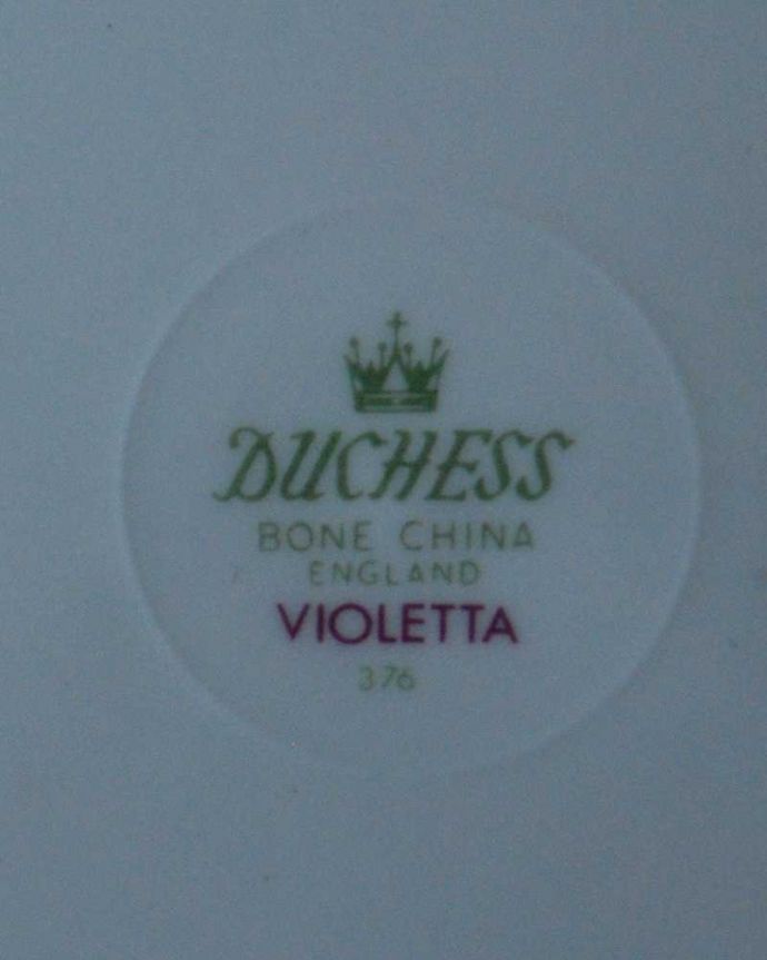 アンティーク 陶磁器の雑貨　アンティーク雑貨　すみれが咲きほこるＤUCHESS（ダッチェス）のアンティークプレート（Violet）。裏側には品質の証製造メーカー保証の意味がこもった窯印、ポーセリンマークがあります。(m-3133-z)