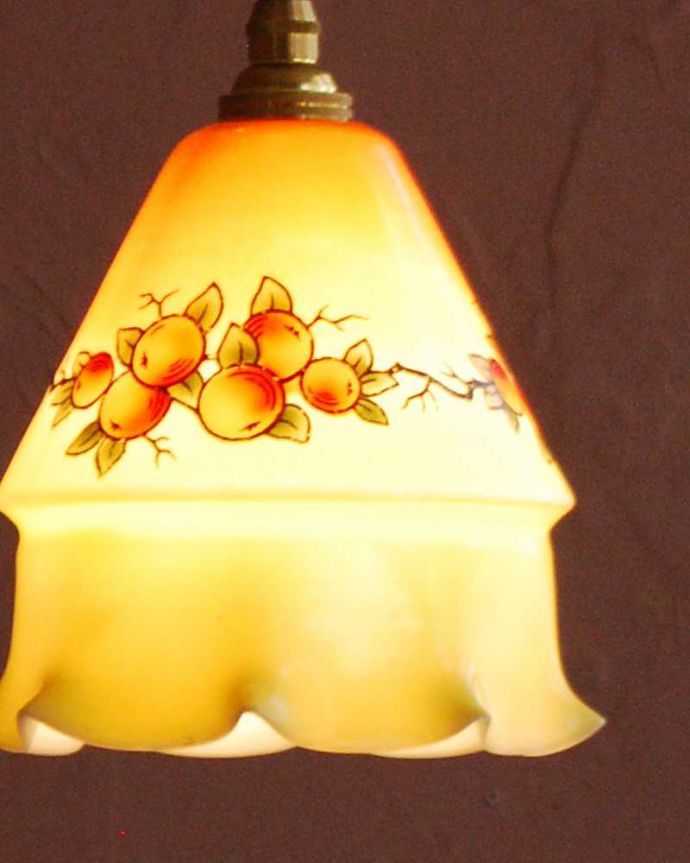 ペンダントライト　照明・ライティング　赤いフルーツが描かれたアンティーク シェード(コード・シャンデリア電球・ギャラリーなし) 。。(m-3159-z)