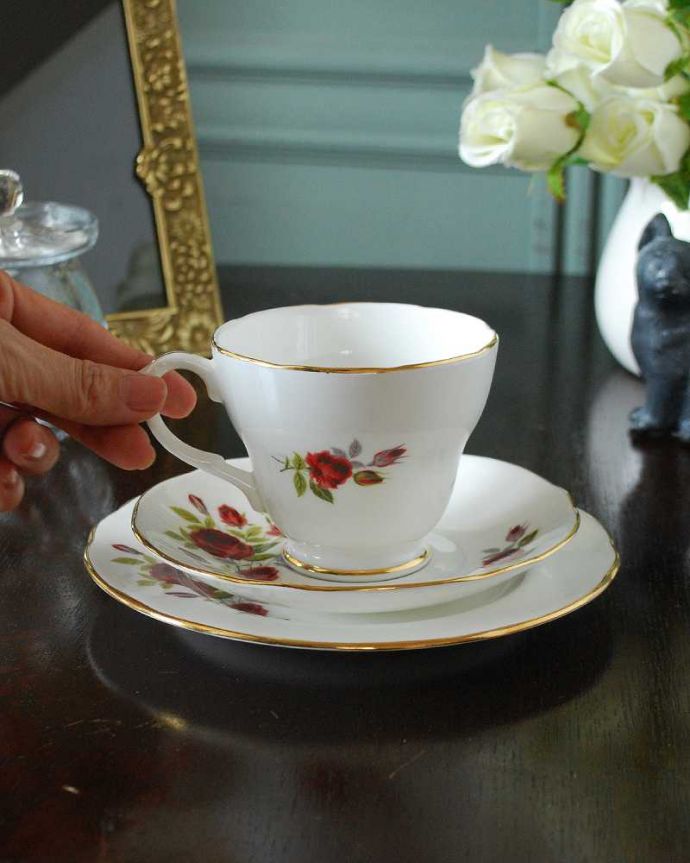 アンティーク雑貨 バラが美しいＤUCHESS（ダッチェス）のアンティークカップ＆ソーサートリオ。お茶の時間をもっと優雅に･･･眺めているだけじゃもったいないので、使って楽しんで下さい。(m-3161-z)