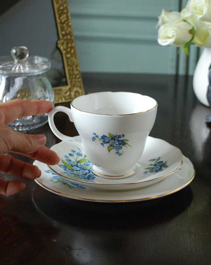 アンティーク雑貨 イギリスで見つけた勿忘草のアンティークカップ＆ソーサートリオ。お茶の時間をもっと優雅に･･･眺めているだけじゃもったいないので、使って楽しんで下さい。(m-3162-z)