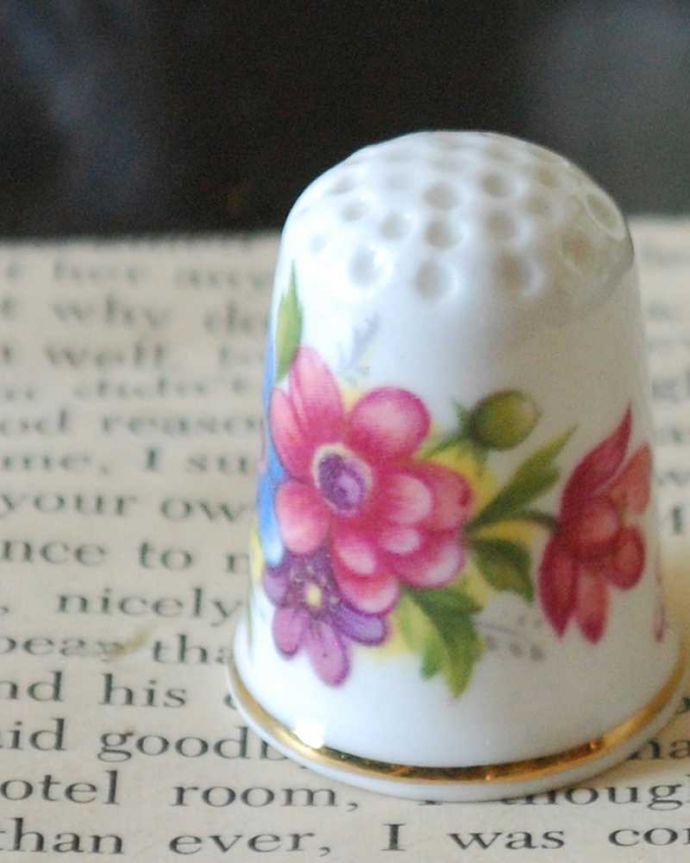 アンティーク 陶磁器の雑貨　アンティーク雑貨　お花のブーケが華やかな、イギリスで見つけたアンティークシンブル。幸運を呼ぶ女性のためのコレクションアイテムシンブルとは、上流階級の女性がたしなみとして行ったお裁縫の時に使った指ぬきのこと。(m-3168-z)