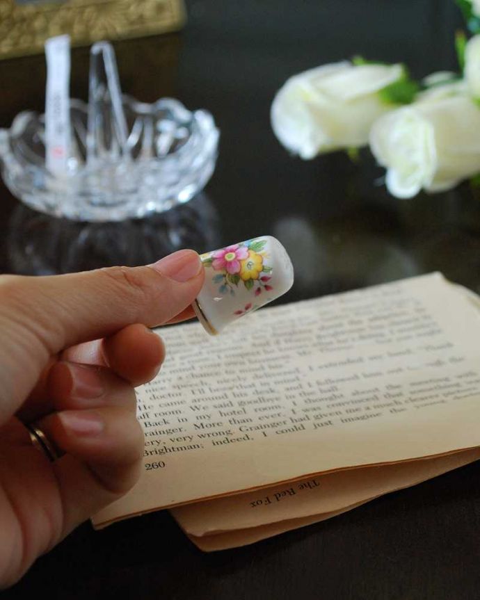 アンティーク 陶磁器の雑貨　アンティーク雑貨　お花のブーケが可愛い、イギリスで見つけたアンティークシンブル。コレクションしたくなる可愛らしさ指の帽子（finger hat)とも呼ばれるコロンとした形。(m-3170-z)
