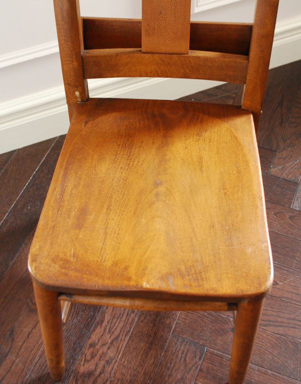 板座面　アンティーク チェア　イギリスから届いたシンプルなデザインのアンティークチャーチチェア。座面には、座ぐりと言って、長時間座ってお話を聞いてもラクなようにお尻の形に彫が入っています。(m-318-c)