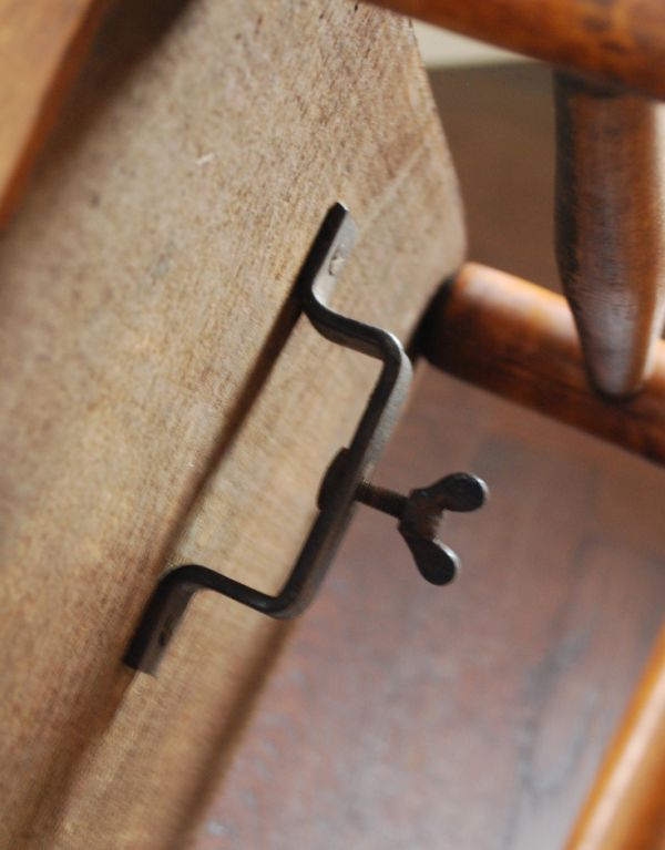 板座面　アンティーク チェア　イギリスから届いたシンプルなデザインのアンティークチャーチチェア。いったい何に使われていた金具でしょう・・・そんな事を想像するのも、アンティークの楽しみの一つです。(m-318-c)