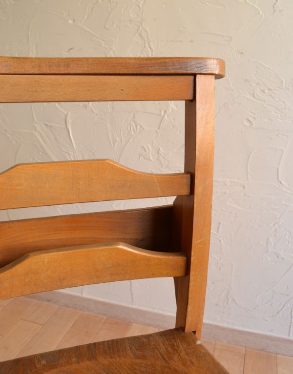 板座面　アンティーク チェア　ナチュラルなアンティークの椅子、ラダーバックのチャーチチェア。背もたれも絵になるチャーチチェア。(m-319-c)