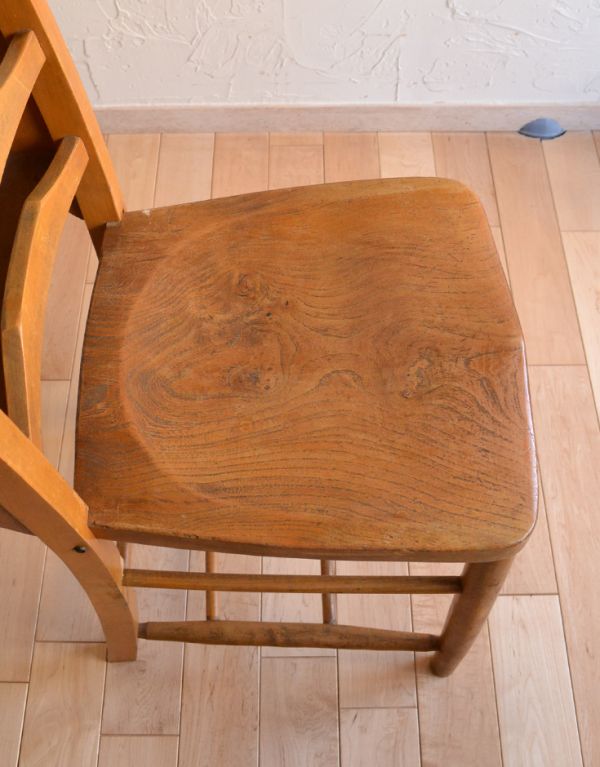 板座面　アンティーク チェア　ナチュラルなアンティークの椅子、ラダーバックのチャーチチェア。座面には、座ぐりと言って、長時間座ってお話を聞いてもラクなようにお尻の形に彫が入っています。(m-319-c)