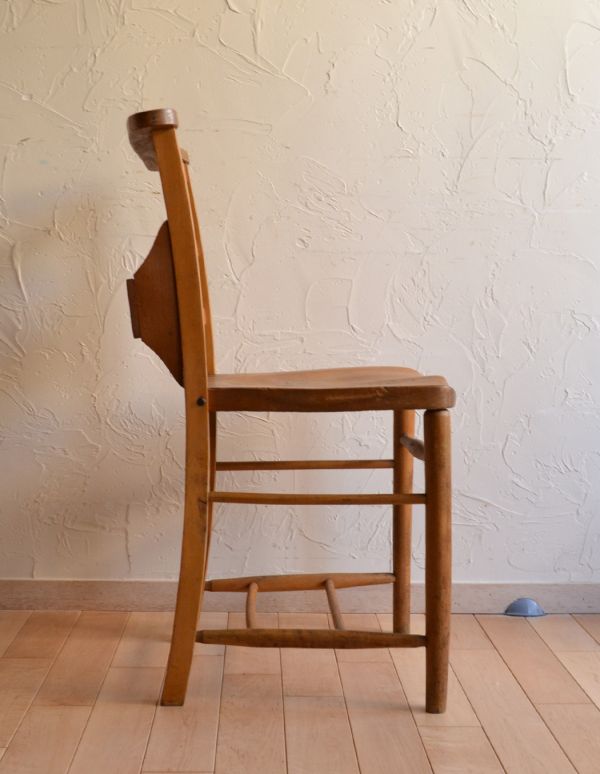 板座面　アンティーク チェア　ナチュラルなアンティークの椅子、ラダーバックのチャーチチェア。背もたれは背中を沿うようにカーブしていて、とっても座りやすくなっています。(m-319-c)