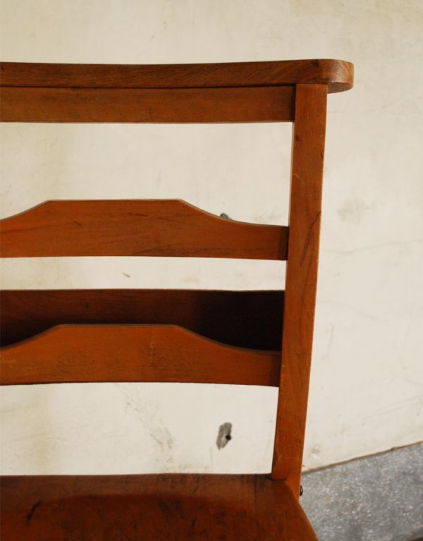 板座面　アンティーク チェア　おしゃれなアンティークの椅子、聖書ボックス付きのチャペルチェア。アンティークなので、年月を経て、味わい深い色になっています。(m-320-c)