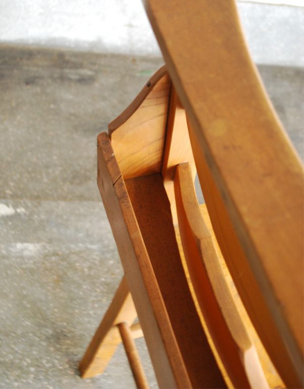 板座面　アンティーク チェア　おしゃれなアンティークの椅子、聖書ボックス付きのチャペルチェア。もともとは、聖書や賛美歌を入れるために作られたBOX。(m-320-c)