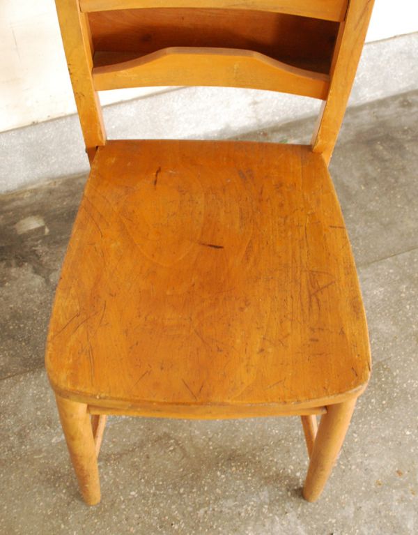 板座面　アンティーク チェア　おしゃれなアンティークの椅子、聖書ボックス付きのチャペルチェア。座面には、座ぐりと言って、長時間座ってお話を聞いてもラクなようにお尻の形に彫が入っています。(m-320-c)
