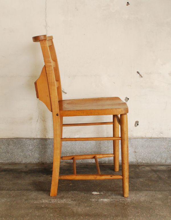 板座面　アンティーク チェア　おしゃれなアンティークの椅子、聖書ボックス付きのチャペルチェア。背もたれがカーブしているので、ゆったりくつろげます。(m-320-c)