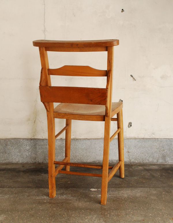 板座面　アンティーク チェア　おしゃれなアンティークの椅子、聖書ボックス付きのチャペルチェア。キズや汚れ、木目や色は1脚1脚微妙に違いますが、どれもキレイに仕上げています。(m-320-c)