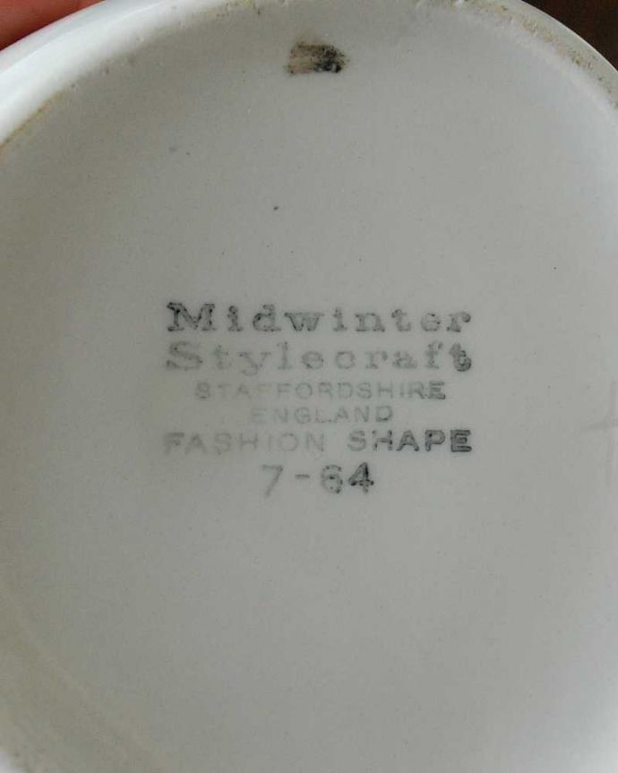 アンティーク 陶磁器の雑貨　アンティーク雑貨　ミッドウィンター社スタイルクラフトの「ファッションシェイプ」アンティークのポット。裏側には品質の証製造メーカー保証の意味がこもった窯印、ポーセリンマークがあります。(m-3209-z)
