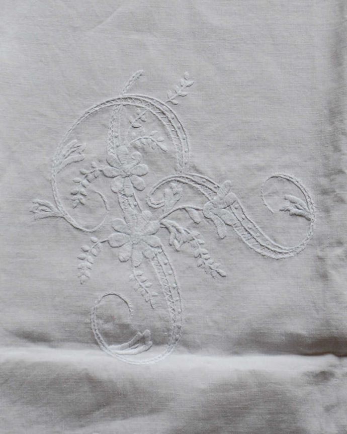アンティーク 布製の雑貨　アンティーク雑貨　刺繍＆カットワークの素敵なフランスアンティークのテーブルクロス（モノグラム刺繍Ｒ）。一枚一枚手作業で丁寧に編み込まれています一つ一つ手作りで作られたアンティークのレース。(m-3212-z)