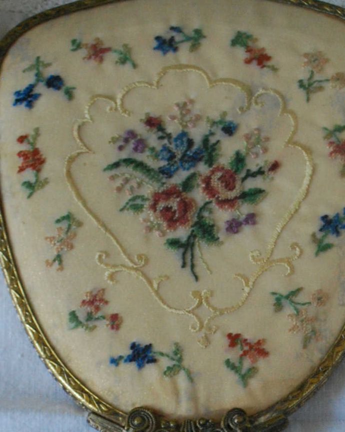アンティーク 真鍮の雑貨　アンティーク雑貨　フランスで見つけた華やかなアンティークプチポワンミラー（手鏡）。マリーアントワネットが愛した刺繍色とりどりのお花が刺繍で描かれたプチポワンの手鏡。(m-3216-z)
