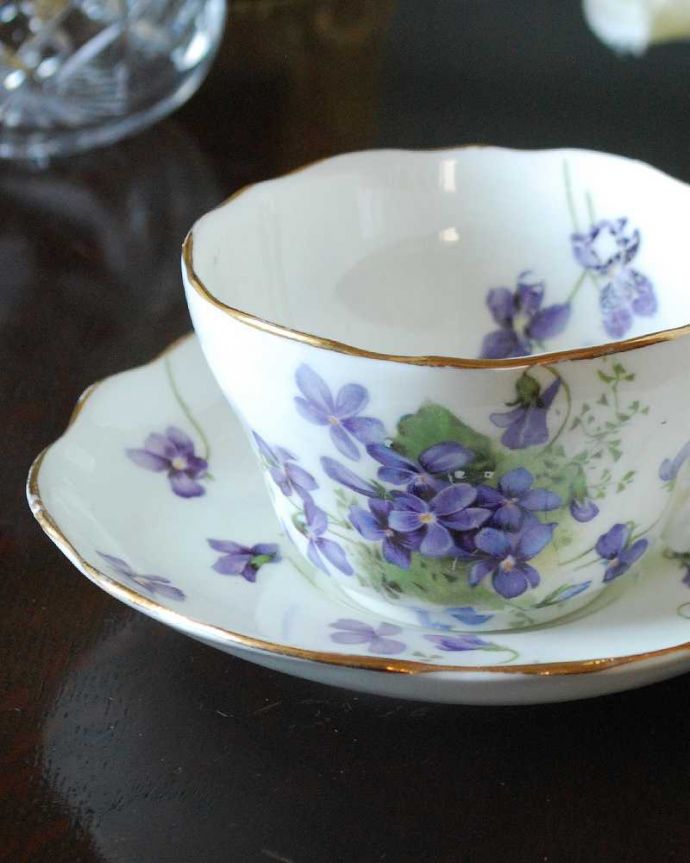 アンティーク雑貨 ハマースレイ窯のアンティークカップ＆ソーサー（すみれ柄、Victorian Violet ）。英国で人気のスミレ柄ビクトリア時代の女性にとって、特別だったスミレの花。(m-3218-z)