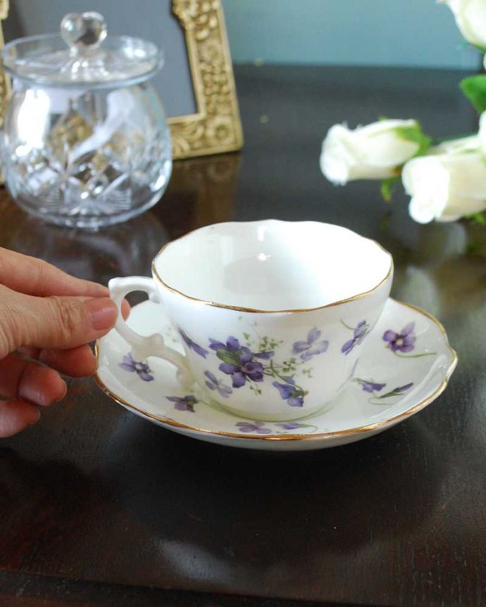 アンティーク雑貨 ハマースレイ窯のアンティークカップ＆ソーサー（すみれ柄、Victorian Violet ）。お茶の時間をもっと優雅に･･･眺めているだけじゃもったいないので、実用的に使って下さい。(m-3218-z)
