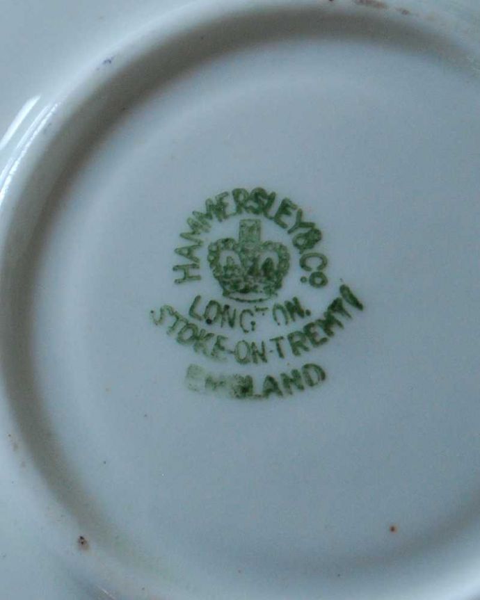 アンティーク雑貨 ハマースレイ窯のアンティークカップ＆ソーサー（すみれ柄、Victorian Violet ）。裏側には品質の証製造メーカー保証の意味がこもった窯印、ポーセリンマークがあります。(m-3218-z)