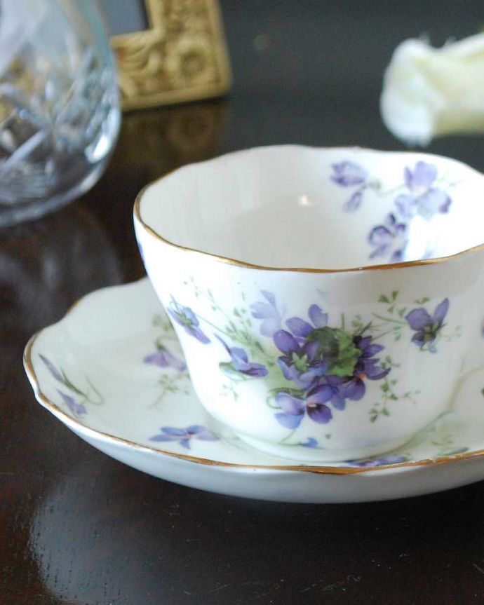 アンティーク雑貨 ハマースレイ窯のすみれ柄のアンティークカップ＆ソーサー（Victorian Violet ）。英国で人気のスミレ柄ビクトリア時代の女性にとって、特別だったスミレの花。(m-3219-z)
