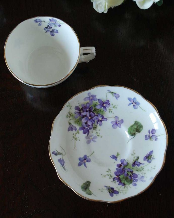 アンティーク雑貨 ハマースレイ窯のすみれ柄のアンティークカップ＆ソーサー（Victorian Violet ）。上から見るとこんな感じです状態のいいものだけを選んでいますが、アンティークなのでキズや欠けがある場合があります。(m-3219-z)