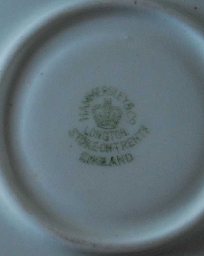 アンティーク雑貨 ハマースレイ窯のすみれ柄のアンティークカップ＆ソーサー（Victorian Violet ）。裏側には品質の証製造メーカー保証の意味がこもった窯印、ポーセリンマークがあります。(m-3219-z)