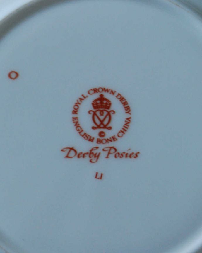 アンティーク 陶磁器の雑貨　アンティーク雑貨　ロイヤルクラウンダービー（ポジー）のアンティークプレート。裏側には品質の証製造メーカー保証の意味がこもった窯印、ポーセリンマークがあります。(m-3230-z)