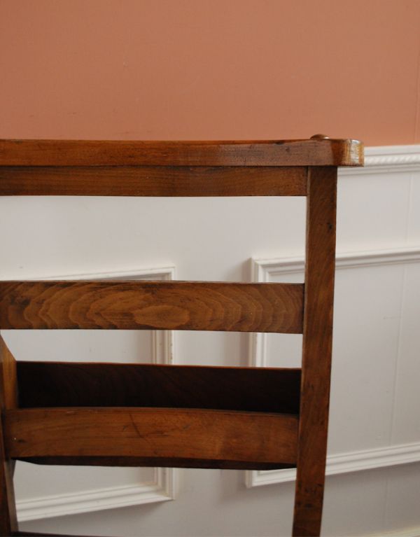 板座面　アンティーク チェア　木製のアンティークの椅子、スッキリしたデザインのチャーチチェア。アンティークなので、年月を経て、味わい深い色になっています。(m-325-c)