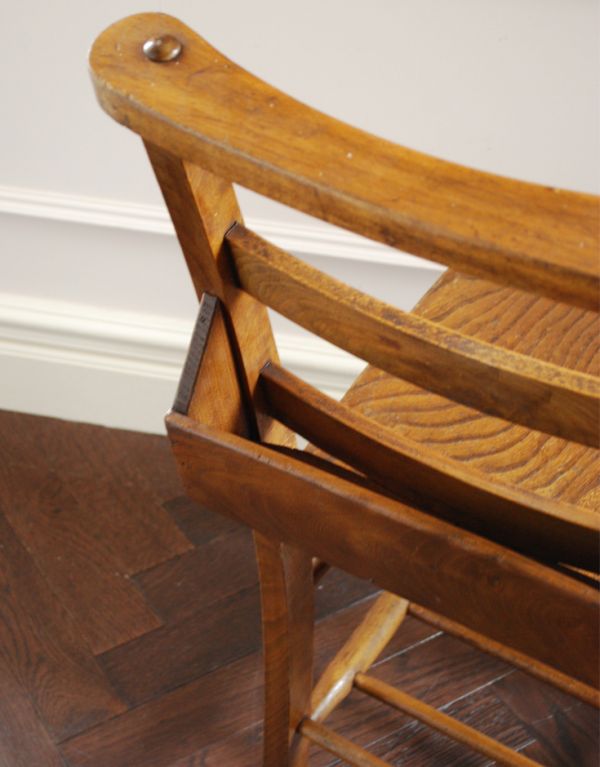 板座面　アンティーク チェア　木製のアンティークの椅子、スッキリしたデザインのチャーチチェア。もともとは、聖書や賛美歌を入れるために作られたBOX。(m-325-c)