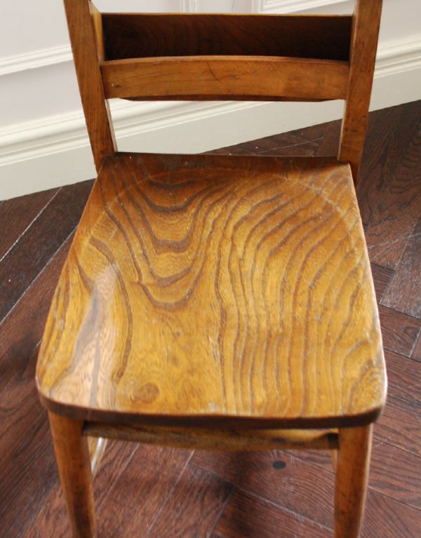 板座面　アンティーク チェア　木製のアンティークの椅子、スッキリしたデザインのチャーチチェア。座面には、座ぐりと言って、長時間座ってお話を聞いてもラクなようにお尻の形に彫が入っています。(m-325-c)