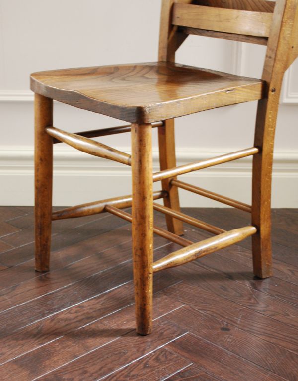 板座面　アンティーク チェア　木製のアンティークの椅子、スッキリしたデザインのチャーチチェア。足元の桟は昔、荷物置き場に使われていたもの。(m-325-c)