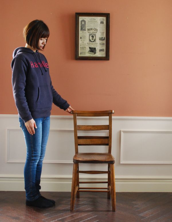 板座面　アンティーク チェア　木製のアンティークの椅子、スッキリしたデザインのチャーチチェア。背もたれに横２本のラインが入ったスッキリとしたデザインです。(m-325-c)