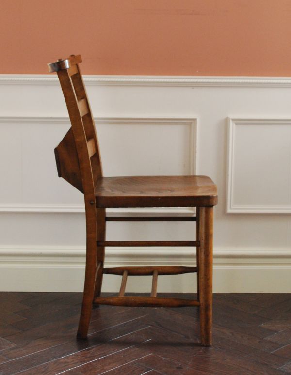 板座面　アンティーク チェア　木製のアンティークの椅子、スッキリしたデザインのチャーチチェア。背もたれがカーブしているので、ゆったりくつろげます。(m-325-c)