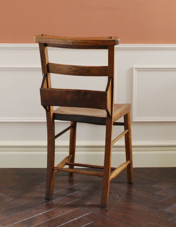 板座面　アンティーク チェア　木製のアンティークの椅子、スッキリしたデザインのチャーチチェア。後ろ姿も絵になるチャーチチェア。(m-325-c)