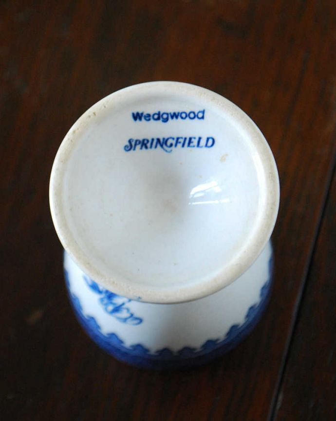 アンティーク 陶磁器の雑貨　アンティーク雑貨　ウェッジウッドのスプリングフィールドシリーズのエッグスタンド（Springfield）。裏側には品質の証製造メーカー保証の意味がこもった窯印、ポーセリンマークがあります。(m-3260-z)