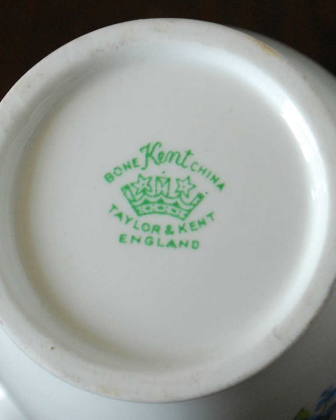 アンティーク雑貨 テイラー＆ケント（Taylor&Kent）のアンティークミルクポット（勿忘草） 。裏側には品質の証製造メーカー保証の意味がこもった窯印、ポーセリンマークがあります。(m-3261-z)
