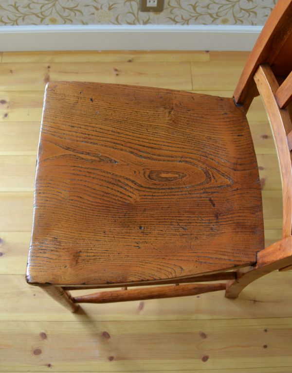 板座面　アンティーク チェア　ダイニングでも使えるアンティークチェア、木製のチャーチチェア。座面には、座ぐりと言って、長時間座ってお話を聞いてもラクなようにお尻の形に彫が入っています。(m-329-c)