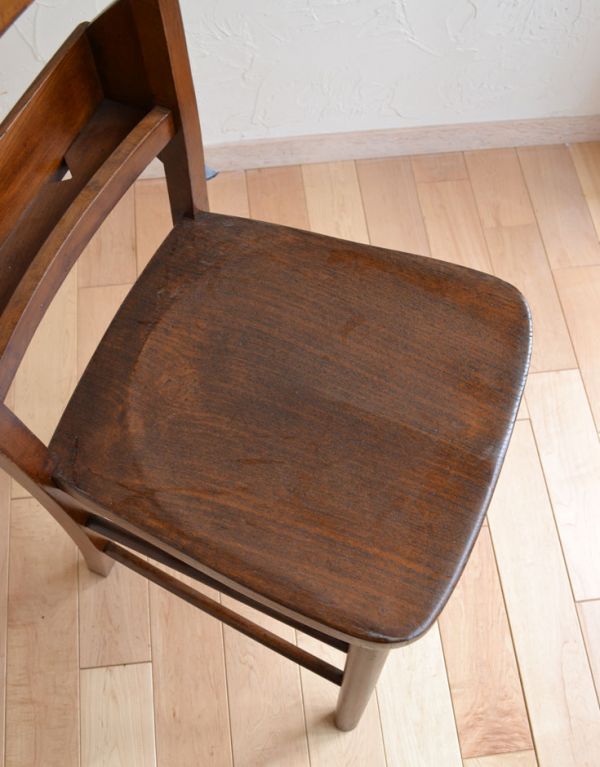 板座面　アンティーク チェア　大人っぽいシンプルなアンティークチェア、チョコ色のチャーチチェア。座面には、座ぐりと言って、長時間座ってお話を聞いてもラクなようにお尻の形に彫が入っています。(m-336-c)