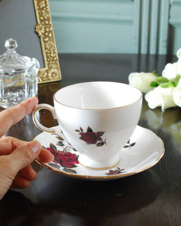 アンティーク 陶磁器の雑貨　アンティーク雑貨　大人色のバラが美しいコルクラフのアンティークカップ＆ソーサー （Colclough） 。お茶の時間をもっと優雅に･･･眺めているだけじゃもったいないので、実用的に使って下さい。(m-3376-z)
