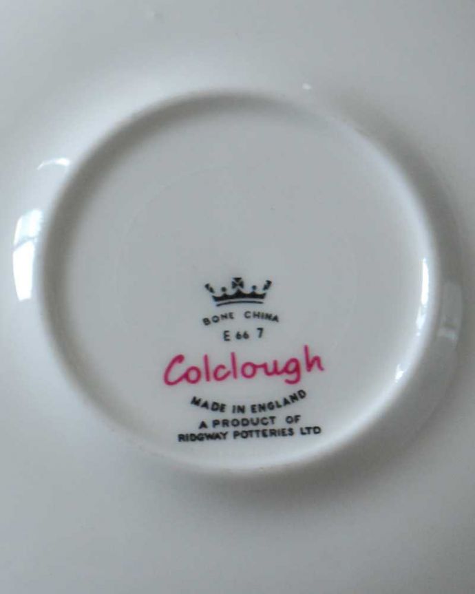 アンティーク 陶磁器の雑貨　アンティーク雑貨　大人色のバラが美しいコルクラフのアンティークカップ＆ソーサー （Colclough） 。裏側には品質の証製造メーカー保証の意味がこもった窯印、ポーセリンマークがあります。(m-3376-z)