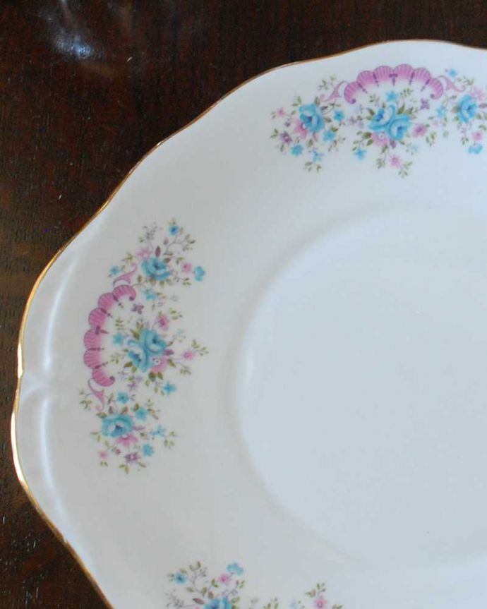アンティーク 陶磁器の雑貨　アンティーク雑貨　ピンクとブルーの色の組み合わせが可愛いお花模様のアンティークBBプレート。ティータイムでバター付きのパンを置くための一枚Bread＆Butterプレート、通称B＆Bプレートと呼ばれるお皿。(m-3383-z)