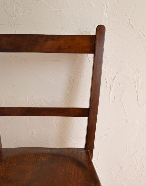板座面　アンティーク チェア　素朴でナチュラルなアンティークの椅子、ブラウンのチャーチチェア。アンティークなので、年月を経て、味わい深い色になっています。(m-339-c)
