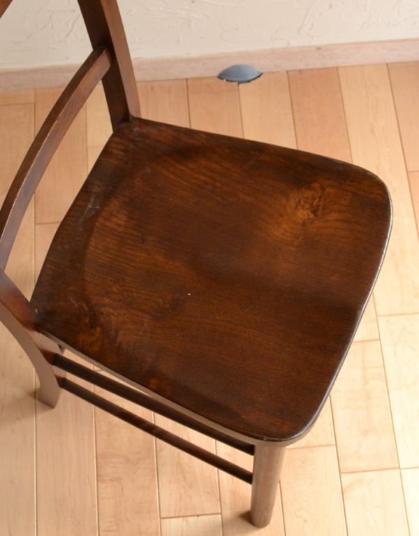 板座面　アンティーク チェア　素朴でナチュラルなアンティークの椅子、ブラウンのチャーチチェア。座面には、座ぐりと言って、長時間座ってお話を聞いてもラクなようにお尻の形に彫が入っています。(m-339-c)