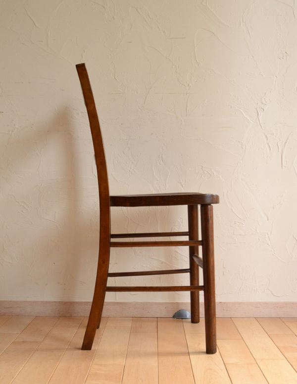 板座面　アンティーク チェア　素朴でナチュラルなアンティークの椅子、ブラウンのチャーチチェア。背もたれがカーブしているので、ゆったりくつろげます。(m-339-c)