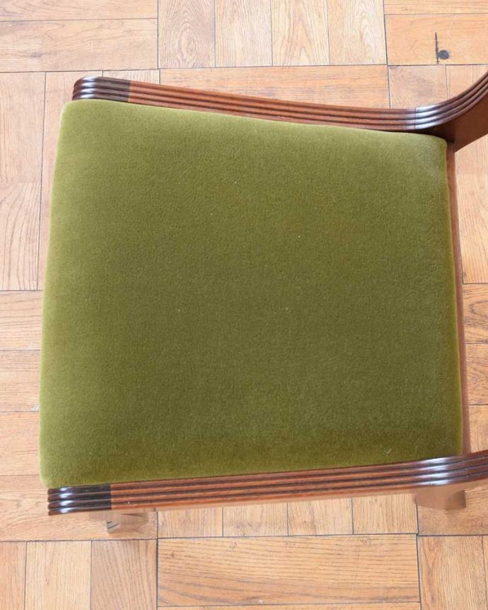 サロンチェア　アンティーク チェア　イギリスの華やかなアンティークチェア、グリーンのクッションのサイドチェア。座面を上から見るとこんな感じ座面は布貼りなので、長時間座っても疲れません。(m-352-c)