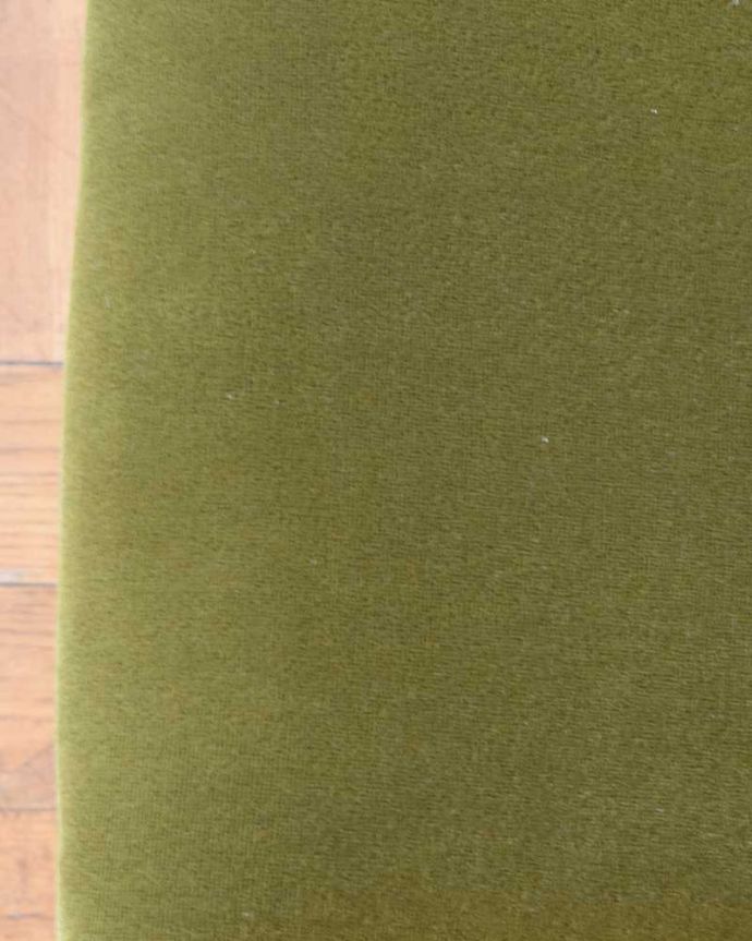 サロンチェア　アンティーク チェア　イギリスの華やかなアンティークチェア、グリーンのクッションのサイドチェア。生地のセレクトにもこだわりました優雅なアンティークチェアの雰囲気をそのままに、一番似合う貼り座をじっくり選びました。(m-352-c)
